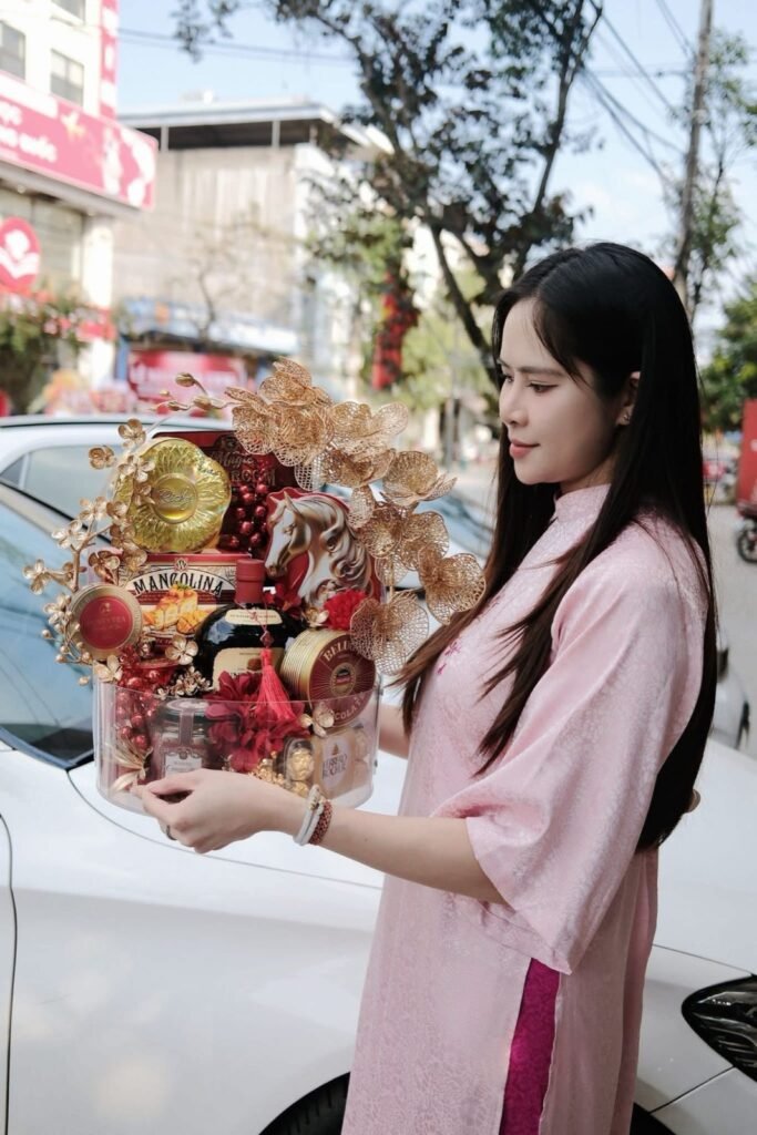 Sally Nguyễn với giỏ quà Tết Sally Gourmet